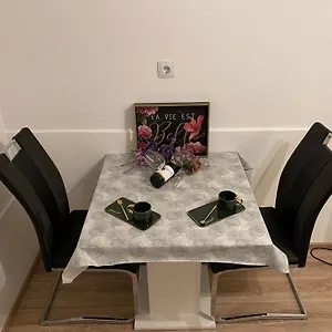  Apartment Leona